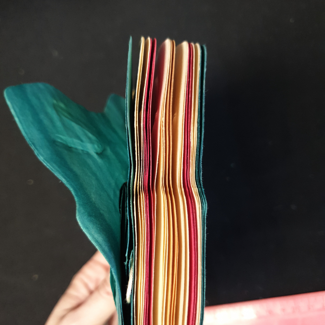 Растяжка бумажная разноцветная , имеются следы времени . Картинка 2